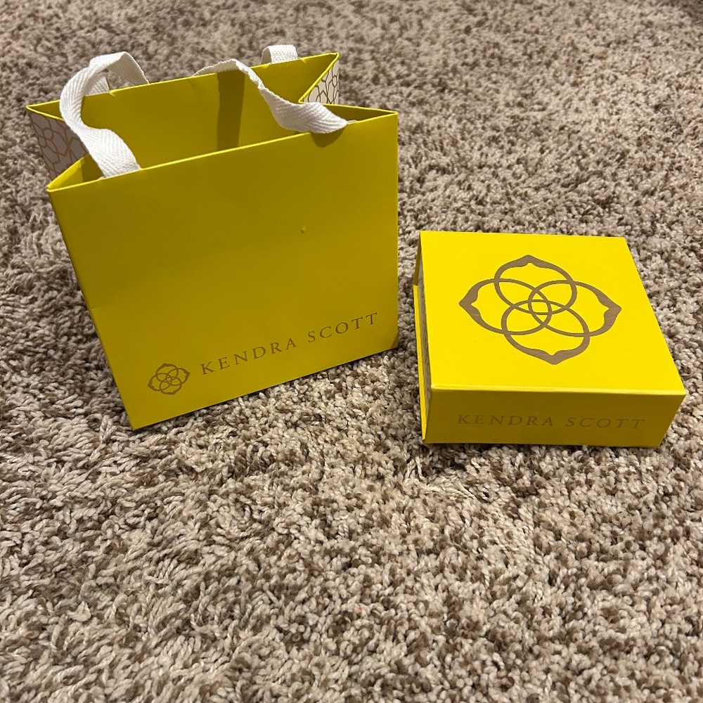 Kendra Scott Gift Box & Shopping Bag Set – Yellow